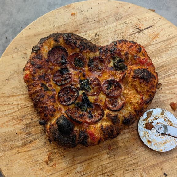 Pizza i form av et hjerte