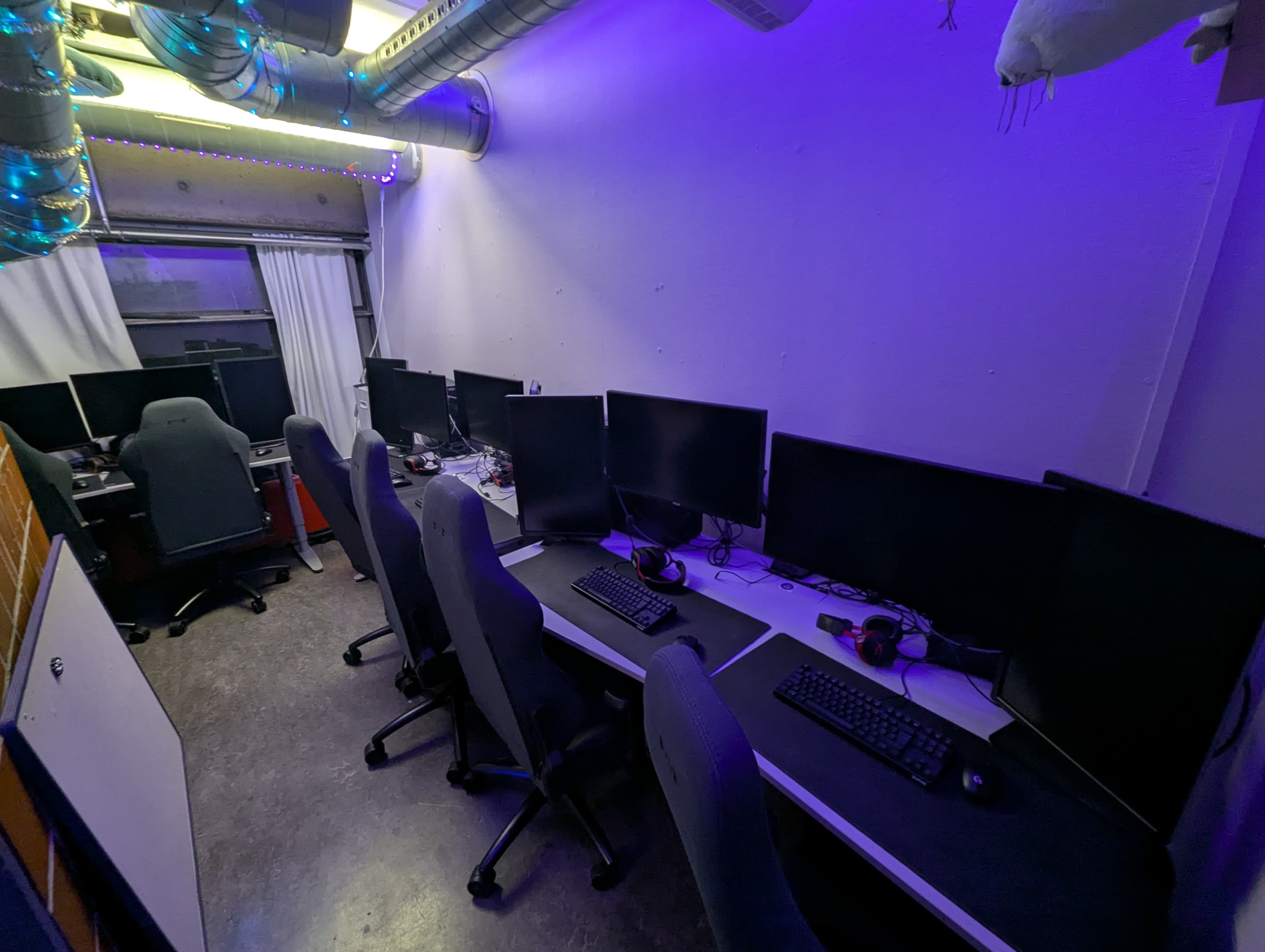 Avlangt rom med datamaskiner satt opp på rekke for bruk til dataspill.