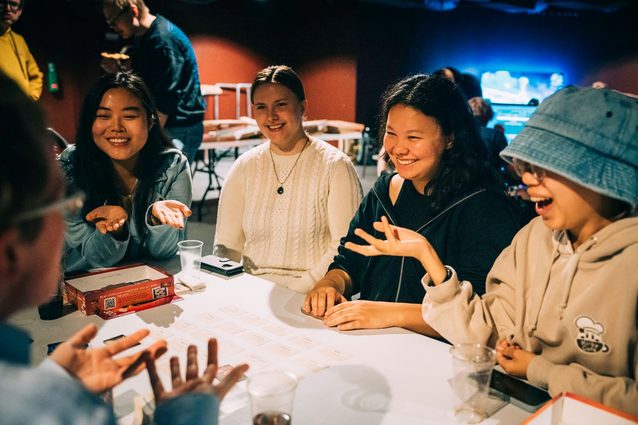 Fire personer som spiller brettspill sammen